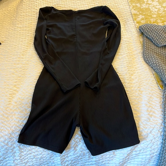 Princess Polly 1-piece fitted romper in ribbed stretch. Empire bust. Size 2 - Picture 3 of 4